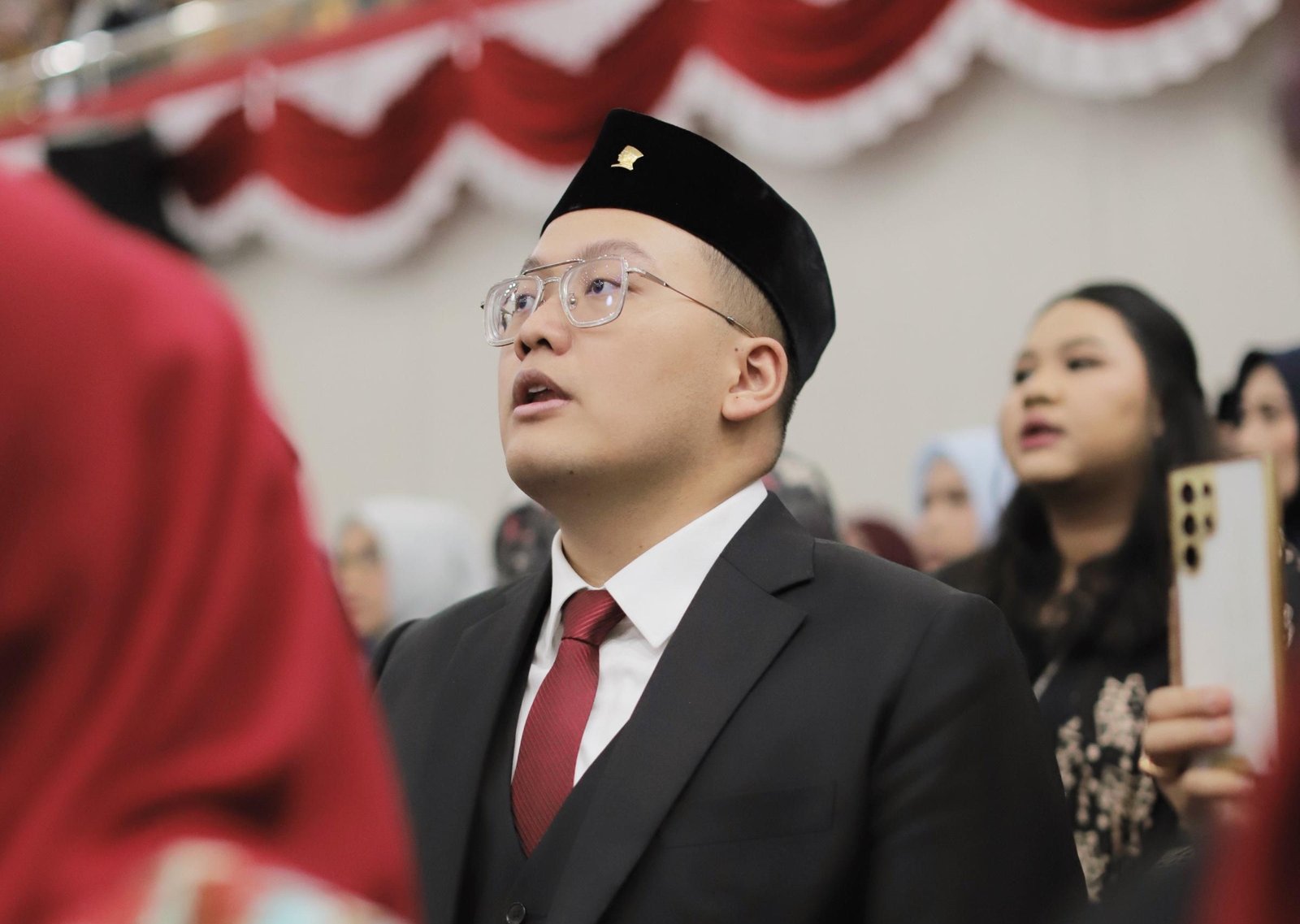 Abraham Garuda Laksono menjadi sosok yang menginspirasi kaum Gen Z dan milenial. Keberhasilannya menjadi anggota DPRD Banten bukti bahwa usia bukan menjadi penghaling keberhasilan seseorang meraih mimpi. Senin, 2 September 2024 dia resmi dilantik dan menjadi anggota DPRD Banten termuda dari 99 legislator lainnya.