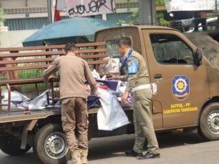 Satpol PP Kabupaten Tangerang Tertibkan Ratusan Spanduk