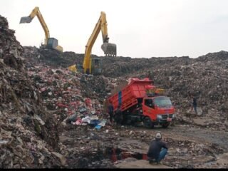 DLH Kota Tangerang Tingkatkan Kinerja Pengelolaan Sampah: Antrian Truk di TPA Rawa Kucing Terurai