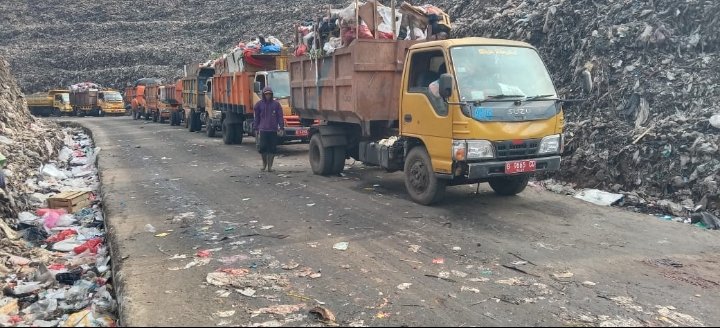 DLH Kota Tangerang Tingkatkan Kinerja Pengelolaan Sampah: Antrian Truk di TPA Rawa Kucing Terurai