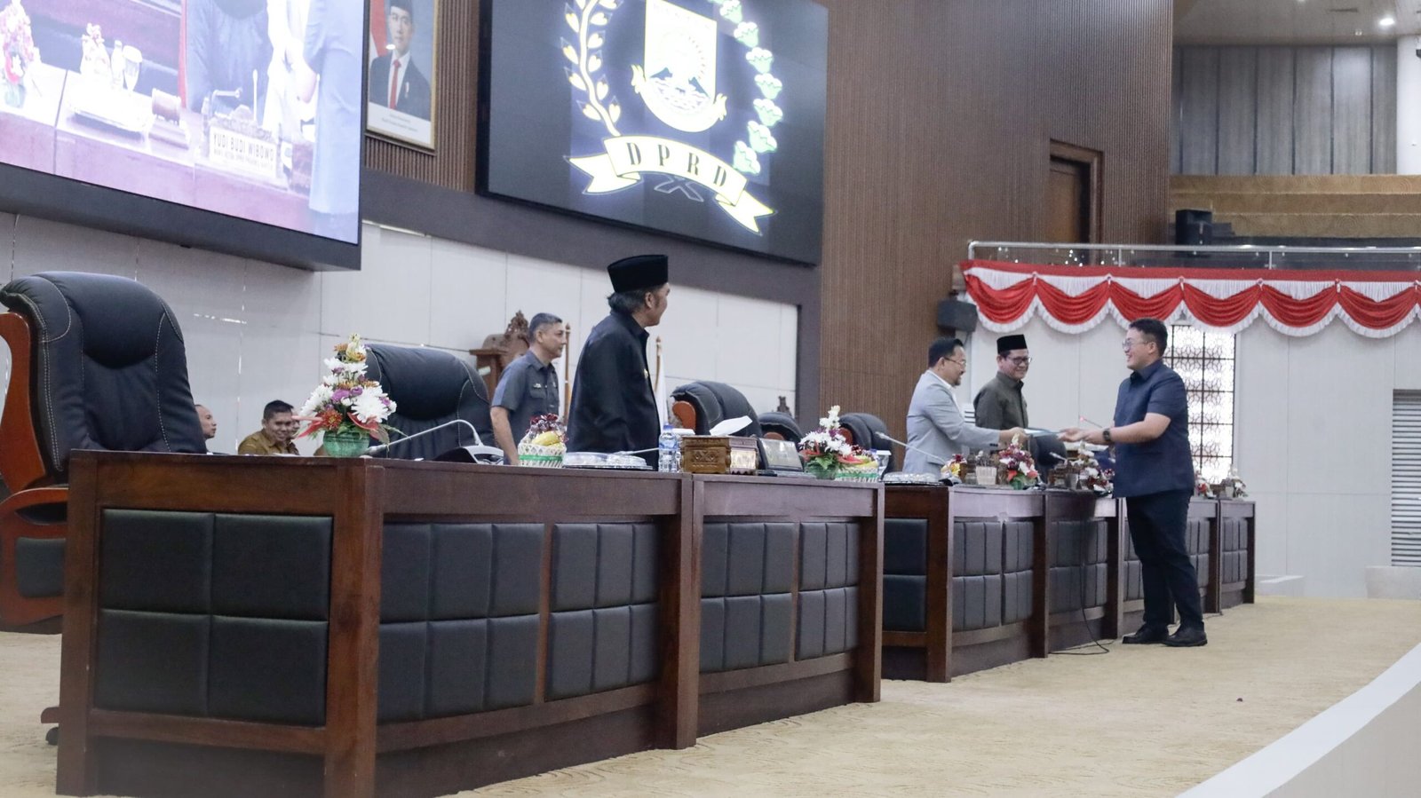 Abraham Garuda Laksono, legislator Gen Z berusia 23 tahun dan alumni James Cook University, memperjuangkan penambahan sekolah negeri di Tangerang Raya. Dalam Sidang Paripurna DPRD Banten, ia mengusulkan solusi untuk pendidikan dan penyerapan tenaga kerja lokal. Baca lebih lanjut tentang upayanya untuk meningkatkan akses pendidikan dan kesejahteraan masyarakat.