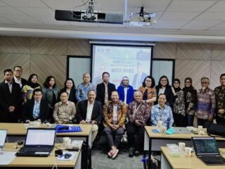 Dewan Pengurus Cabang Ikatan Asesor Profesional (IASPRO) Tangerang menggelar Bimbingan Teknis (Bimtek) untuk calon Master Trainer SKKNI di Universitas Multimedia Nusantara (UMN) pada 20-21 November 2024. Dipandu oleh Dr. Indiwan Seto, Bimtek ini bertujuan meningkatkan kompetensi instruktur sesuai dengan SKKNI dan KKNI, melibatkan 22 peserta dari berbagai latar belakang. Kegiatan ini diharapkan dapat menghasilkan Trainer level 6 yang profesional dan berkontribusi dalam pengembangan sumber daya manusia di Indonesia