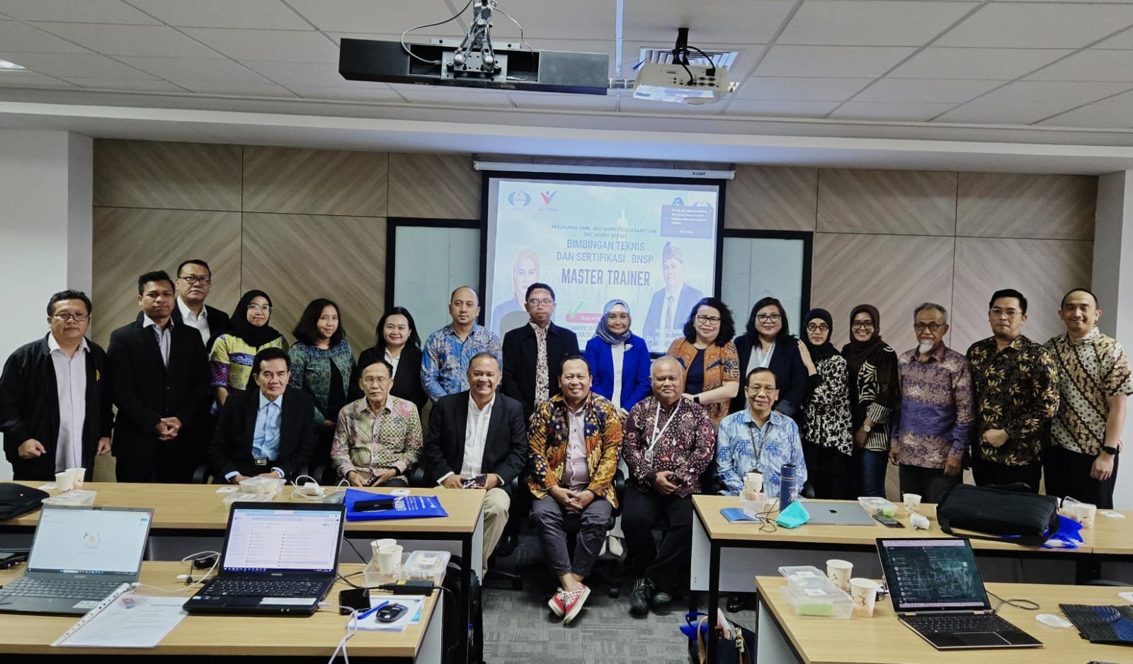 Dewan Pengurus Cabang Ikatan Asesor Profesional (IASPRO) Tangerang menggelar Bimbingan Teknis (Bimtek) untuk calon Master Trainer SKKNI di Universitas Multimedia Nusantara (UMN) pada 20-21 November 2024. Dipandu oleh Dr. Indiwan Seto, Bimtek ini bertujuan meningkatkan kompetensi instruktur sesuai dengan SKKNI dan KKNI, melibatkan 22 peserta dari berbagai latar belakang. Kegiatan ini diharapkan dapat menghasilkan Trainer level 6 yang profesional dan berkontribusi dalam pengembangan sumber daya manusia di Indonesia