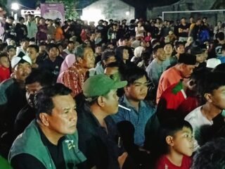 Calon Bupati Maesyal Rasyid Nobar Timnas Bareng Warga Rajeg Asri