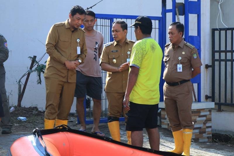 Tanggul Jebol, Dr. Nurdin Minta Percepat Pembangunan Turap Permanen