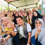 Kunjungi Warga Taman Cikande, Maesyal Rasyid Dikalungi Bunga