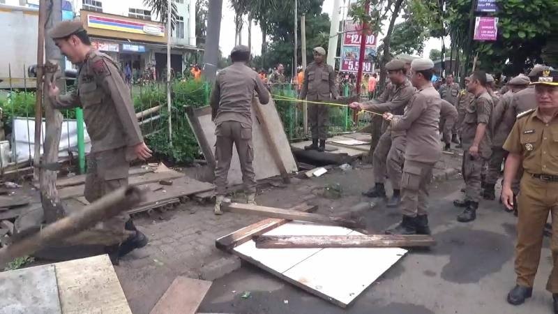 Pemkot Tangerang Tertibkan Lapak PKL di Pasar Lembang