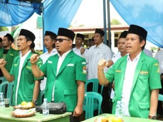 CIREBON (VivaBanten.com) – Pimpinan Anak Cabang (PAC) Gerakan Pemuda Ansor Arjawinangun Kabupaten Cirebon, sukses menyelenggarakan Pelatihan Kepemimpinan Dasar (PKD) Angkatan XXVI yang dilaksanakan pada tanggal 25-26 Januari 2025 di Pondok Pesantren Darul Hilal, Tegalgubug, Arjawinangun, Kabupaten Cirebon. PKD ini diikuti oleh puluhan peserta dari berbagai daerah, seperti Cirebon, Indramayu, Tegal, hingga Teluk Sebong, Riau. Dengan tema “Membangun Kader, Membangun Bangsa”, kegiatan bertujuan mencetak kader muda yang tangguh, berintegritas, dan siap berkontribusi untuk agama, bangsa, dan negara. Kegiatan ini dibuka oleh Ketua PC GP Ansor Kabupaten Cirebon, Akhmad Ibnu Ubaidillah dan dihadiri tokoh seperti Muhlisin Irfan, Ketua Yayasan Al-Hilal sekaligus anggota DPRD Cirebon. Peserta juga mendapatkan berbagai materi kepemimpinan, wawasan kebangsaan, dan ideologi yang disampaikan oleh narasumber berpengalaman. Disela-sela kegiatan Pelatihan Kepemimpinan Dasar (PKD) Angkatan XXVI wartawan Vivabanten.com Biro Cirebon, Muhamad Hasan melakukan wawancara dengan Ketua PAC GP Ansor Arjawinangun, Maslani. Demikian hasil wawancara tersebut: Wartawan: “Apa tujuan utama dari pelaksanaan PKD ini, Sahabat Maslani?” Maslani: “PKD ini adalah langkah awal untuk mencetak kader-kader muda yang tangguh, berintegritas, dan siap menjaga marwah Nahdlatul Ulama (NU). Kami ingin mereka memiliki kemampuan kepemimpinan yang baik dan semangat berkontribusi bagi agama, bangsa, dan negara.” Wartawan: “Bagaimana antusiasme peserta terhadap kegiatan ini?” Maslani: “Alhamdulillah, sangat luar biasa. Peserta datang dari berbagai wilayah, seperti Cirebon, Indramayu, Tegal, bahkan dari Teluk Sebong, Riau. Latar belakang mereka pun beragam, mulai dari mahasiswa, guru, karyawan, hingga wirausahawan. Ini menunjukkan semangat mereka untuk bergabung dan belajar di GP Ansor.” Wartawan: “Apa saja materi yang diberikan dalam pelatihan ini?” Maslani: “Materinya cukup beragam, meliputi dasar kepemimpinan, wawasan kebangsaan, ideologi, keorganisasian, hingga informatika. Kami menghadirkan pemateri yang kompeten, seperti Masyhuri Abdul Wahid, dari KPU Kabupaten Cirebon, dan beberapa tokoh NU lainnya.” Wartawan: “Bagaimana prosesi penutupan acara ini?” Maslani: “Kegiatan ditutup dengan prosesi pembaiatan pada Minggu dini hari. Prosesnya berlangsung dengan sangat khidmat, menandai bahwa para peserta telah resmi menjadi bagian dari keluarga besar GP Ansor. Kami berharap mereka mampu mengamalkan nilai-nilai yang sudah diberikan selama pelatihan.” Wartawan: “Apa harapan ke depannya dari kegiatan ini?” Maslani: “Kami berharap kader-kader ini mampu berkontribusi nyata untuk masyarakat, baik di lingkungan mereka maupun secara luas. Mereka juga diharapkan dapat memperkuat keutuhan agama, bangsa, dan negara melalui peran aktif di GP Ansor.” Sementara itu Ketua Yayasan Al-Hilal yang juga anggota DPRD Cirebon, Muhlisin Irfan mengatakan, dirinya berpesan kepada para peserta untuk menjalani pelatihan ini dengan niat yang tulus. “Jadilah kader yang berkhidmah kepada Nahdlatul Ulama dan menjaga semangat sebagai penerus perjuangan KH. Hasyim Asy’ari. Ingat, Ansor itu besar bukan karena kita, tetapi karena pengabdian dan perjuangannya yang sudah ada sejak lama,” tandasnya.(*)