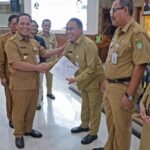 Dr. Nurdin Serahkan SK Pensiun ASN