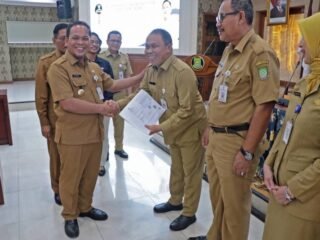 Dr. Nurdin Serahkan SK Pensiun ASN