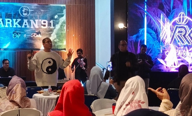 Tiga Artis Kondang Gebrak Cafe Arkan