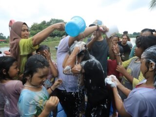 Sambut Ramadan, Warga Tangerang Keramas Bareng di Sungai Cisadane