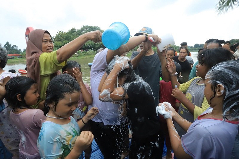 Sambut Ramadan, Warga Tangerang Keramas Bareng di Sungai Cisadane