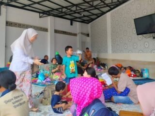 DP3AP2KB Berikan Trauma Healing bagi Anak-Anak Korban Banjir Candulan Petir