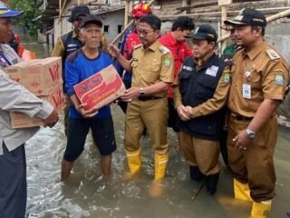 Dinsos Kota Tangerang Salurkan Ribuan Nasi Bungkus Bagi Korban Terdampak Banjir