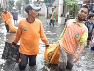 DLH Kota Tangerang Kerahkan Personel Bersihkan Rumah Warga Pascabanjir