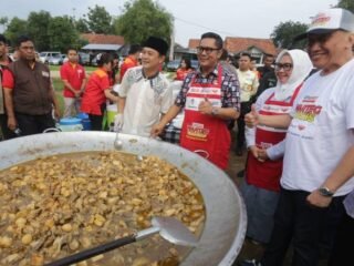 Masak Bareng Influencer, Wakil Walikota Maryono Bagikan Takjil ke Warga