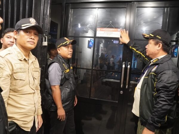 Langgar Aturan Ramadan, Satpol PP Segel Tempat Biliar