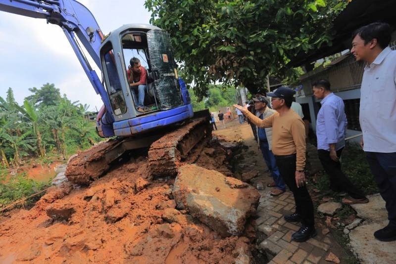 Sachrudin Tinjau Perbaikan Turap dan Rencana Embung