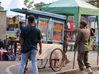 Satpol PP Tangerang Tertibkan PKL di Alun-Alun Tigaraksa