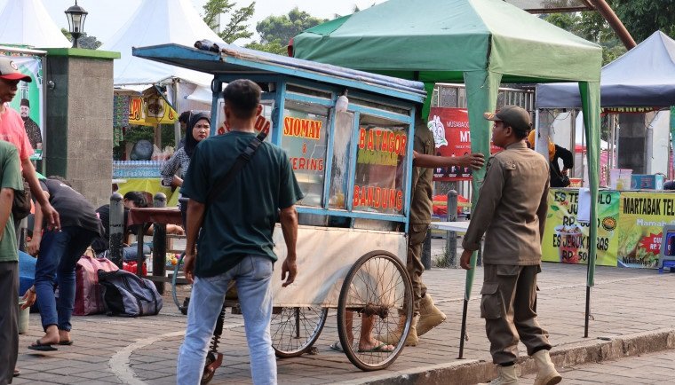 Satpol PP Tangerang Tertibkan PKL di Alun-Alun Tigaraksa