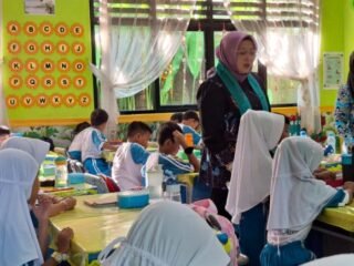 Wabup Intan: Guru Adalah Orang Tua Kedua Bagi Anak di Sekolah