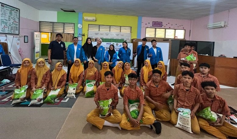 KOTA TANGERANG (VivaBanten.com) – Mahasiswa Fakultas Hukum Universitas Pamulang (Unpam) menggelar kegiatan Pengabdian Kepada Masyarakat (PKM) di Madrasah Aliyah Negeri (MAN) 1 Kota Tangerang, dengan mengangkat tema "Cyber Bullying di Kalangan Remaja dan Upaya Perlindungan Hukum", Selasa (06/05/2025). Kegiatan ini mendapat apresiasi tinggi dari pihak sekolah karena dianggap relevan dengan isu yang marak terjadi di kalangan pelajar. Sebab, saat ini kasus Cyber Bullying di kalangan remaja sangat marak yang dilakukan di dunia maya. Ketua kelompok Pengabdian Kepada Masyarakat (PKM) Fakultas Hukum Universitas Pamulang Jojo Sudirjo mengatakan, kegiatan tersebut bertujuan untuk meningkatkan kesadaran hukum di kalangan pelajar terkait bahaya dan dampak dari praktik cyber bullying, serta memberikan pemahaman tentang perlindungan hukum yang tersedia bagi korban. "Kami melihat fenomena cyber bullying ini semakin memprihatinkan, terutama di kalangan pelajar. Karena itu, kami merasa penting untuk hadir memberikan pemahaman hukum agar para siswa paham hak dan kewajibannya dalam berinteraksi di ruang digital," ungkap Jojo saat membuka kegiatan. Kepala Dinas Informasi dan Komunikas Kota Tangerang, DR. Mugiya Wardhany, Kepala MAN 1 Kota Tangerang, Jamaludin, M.Si dan mahasiswa Fakultas Hukum Unpam berfose bersama saat kegiatan Pengabdian Kepada Masyarakat. Menurut Jojo materi penyuluhan mencakup pengertian cyber bullying, bentuk-bentuk tindakan perundungan di dunia maya, dampak psikologis yang ditimbulkan, serta sanksi hukum yang diatur dalam berbagai peraturan perundang-undangan. “Cyber bullying tidak hanya mencederai mental korban, tetapi juga bisa dikenai sanksi pidana. Kami juga memaparkan dasar hukum yang dapat digunakan dalam menangani kasus cyber bullying, seperti Undang-Undang Nomor 35 Tahun 2014 tentang Perlindungan Anak, Undang-Undang Nomor 19 Tahun 2016 tentang Informasi dan Transaksi Elektronik (ITE) dan Permendikbud Nomor 82 Tahun 2015 tentang Pencegahan dan Penanggulangan Tindak Kekerasan di Lingkungan Satuan Pendidikan,” jelas Jojo. Masih menurut Jojo, tak hanya memberikan teori, penyuluhan pihaknya juga menghadirkan diskusi interaktif dan studi kasus agar para siswa bisa memahami contoh nyata serta cara melaporkan atau menghindari tindakan perundungan siber. Siswa juga diedukasi tentang pentingnya digital etiquette atau etika dalam menggunakan media sosial, serta pentingnya empati dan kontrol diri dalam berkomunikasi daring. “Alhamdulillah elain memberikan penyuluhan hukum, kami juga ingin menunjukkan kepedulian sosial. Maka di akhir kegiatan kami memberikan sedikit bantuan berupa sembako untuk anak-anak yatim dan piatu sebagai bentuk kepedulian dari teman-teman mahasiswa,” tambah Jojo. Kegiatan ini juga sambung Jojo merupakan bagian dari Tri Dharma Perguruan Tinggi yang diwujudkan dalam bentuk nyata melalui sinergi antara dunia kampus dan sekolah. “Kami berharap kegiatan seperti ini bisa membangun kesadaran hukum sejak dini dan  menciptakan lingkungan belajar yang aman, nyaman, serta berbudaya digital yang sehat,” tukasnya. Sementara itu, Kepala MAN 1 Kota Tangerang, Jamaludin, memberikan apresiasi tinggi terhadap kegiatan yang dilakukan para mahasiswa Fakultas Hukum Universitas Pamulang. Menurutnya, kegiatan ini sangat bermanfaat bagi para peserta didik dalam menghadapi tantangan era digital. "Saya sangat mengapresiasi program ini. Materi yang disampaikan sangat relevan dan penting, karena kasus bullying terutama di dunia maya semakin meningkat dan mengkhawatirkan. Kegiatan ini bisa menjadi langkah preventif, agar siswa kami lebih bijak dalam berinteraksi di media sosial," kata Jamaludin. Jamaludin berharap kegiatan seperti ini tidak hanya dilakukan sekali, melainkan bisa menjadi agenda rutin kerja sama antara kampus dan sekolah demi menciptakan lingkungan belajar yang aman, sehat, dan bebas kekerasan.(raf/joe)