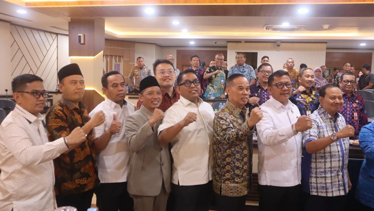 Abraham Garuda Laksono, politisi muda, perjuangkan sarana pendidikan memadai di Tangerang untuk masa depan yang lebih baik.