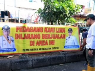 Pilar Tertibkan PKL di Bawah Flyover dan Trotoar Pasar Ciputat