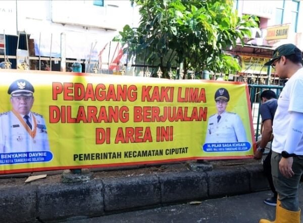 Pilar Tertibkan PKL di Bawah Flyover dan Trotoar Pasar Ciputat