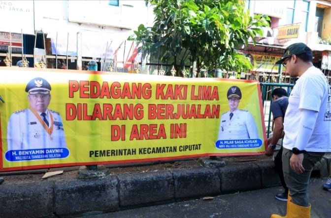 Pilar Tertibkan PKL di Bawah Flyover dan Trotoar Pasar Ciputat