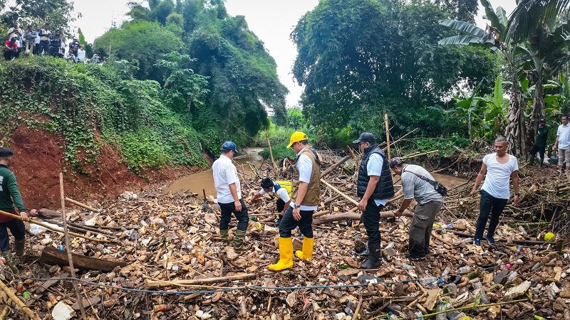 Pilar Tinjau Kali Angke, Pastikan Normalisasi Berjalan
