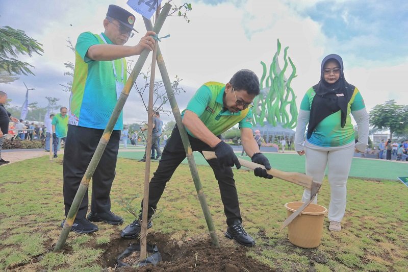 Dukung Lingkungan, Sachrudin Tanam Pohon di Surabaya