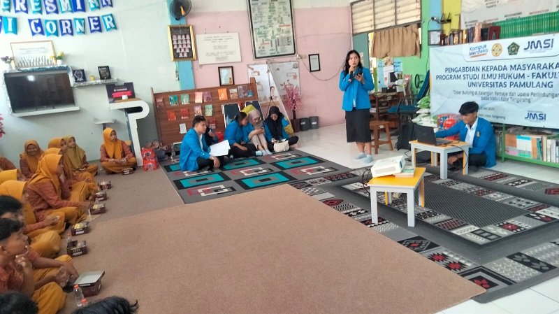 KOTA TANGERANG (VivaBanten.com) – Mahasiswa Fakultas Hukum Universitas Pamulang (Unpam) menggelar kegiatan Pengabdian Kepada Masyarakat (PKM) di Madrasah Aliyah Negeri (MAN) 1 Kota Tangerang, dengan mengangkat tema "Cyber Bullying di Kalangan Remaja dan Upaya Perlindungan Hukum", Selasa (06/05/2025). Kegiatan ini mendapat apresiasi tinggi dari pihak sekolah karena dianggap relevan dengan isu yang marak terjadi di kalangan pelajar. Sebab, saat ini kasus Cyber Bullying di kalangan remaja sangat marak yang dilakukan di dunia maya. Ketua kelompok Pengabdian Kepada Masyarakat (PKM) Fakultas Hukum Universitas Pamulang Jojo Sudirjo mengatakan, kegiatan tersebut bertujuan untuk meningkatkan kesadaran hukum di kalangan pelajar terkait bahaya dan dampak dari praktik cyber bullying, serta memberikan pemahaman tentang perlindungan hukum yang tersedia bagi korban. "Kami melihat fenomena cyber bullying ini semakin memprihatinkan, terutama di kalangan pelajar. Karena itu, kami merasa penting untuk hadir memberikan pemahaman hukum agar para siswa paham hak dan kewajibannya dalam berinteraksi di ruang digital," ungkap Jojo saat membuka kegiatan. Kepala Dinas Informasi dan Komunikas Kota Tangerang, DR. Mugiya Wardhany, Kepala MAN 1 Kota Tangerang, Jamaludin, M.Si dan mahasiswa Fakultas Hukum Unpam berfose bersama saat kegiatan Pengabdian Kepada Masyarakat. Menurut Jojo materi penyuluhan mencakup pengertian cyber bullying, bentuk-bentuk tindakan perundungan di dunia maya, dampak psikologis yang ditimbulkan, serta sanksi hukum yang diatur dalam berbagai peraturan perundang-undangan. “Cyber bullying tidak hanya mencederai mental korban, tetapi juga bisa dikenai sanksi pidana. Kami juga memaparkan dasar hukum yang dapat digunakan dalam menangani kasus cyber bullying, seperti Undang-Undang Nomor 35 Tahun 2014 tentang Perlindungan Anak, Undang-Undang Nomor 19 Tahun 2016 tentang Informasi dan Transaksi Elektronik (ITE) dan Permendikbud Nomor 82 Tahun 2015 tentang Pencegahan dan Penanggulangan Tindak Kekerasan di Lingkungan Satuan Pendidikan,” jelas Jojo. Masih menurut Jojo, tak hanya memberikan teori, penyuluhan pihaknya juga menghadirkan diskusi interaktif dan studi kasus agar para siswa bisa memahami contoh nyata serta cara melaporkan atau menghindari tindakan perundungan siber. Siswa juga diedukasi tentang pentingnya digital etiquette atau etika dalam menggunakan media sosial, serta pentingnya empati dan kontrol diri dalam berkomunikasi daring. “Alhamdulillah elain memberikan penyuluhan hukum, kami juga ingin menunjukkan kepedulian sosial. Maka di akhir kegiatan kami memberikan sedikit bantuan berupa sembako untuk anak-anak yatim dan piatu sebagai bentuk kepedulian dari teman-teman mahasiswa,” tambah Jojo. Kegiatan ini juga sambung Jojo merupakan bagian dari Tri Dharma Perguruan Tinggi yang diwujudkan dalam bentuk nyata melalui sinergi antara dunia kampus dan sekolah. “Kami berharap kegiatan seperti ini bisa membangun kesadaran hukum sejak dini dan  menciptakan lingkungan belajar yang aman, nyaman, serta berbudaya digital yang sehat,” tukasnya. Sementara itu, Kepala MAN 1 Kota Tangerang, Jamaludin, memberikan apresiasi tinggi terhadap kegiatan yang dilakukan para mahasiswa Fakultas Hukum Universitas Pamulang. Menurutnya, kegiatan ini sangat bermanfaat bagi para peserta didik dalam menghadapi tantangan era digital. "Saya sangat mengapresiasi program ini. Materi yang disampaikan sangat relevan dan penting, karena kasus bullying terutama di dunia maya semakin meningkat dan mengkhawatirkan. Kegiatan ini bisa menjadi langkah preventif, agar siswa kami lebih bijak dalam berinteraksi di media sosial," kata Jamaludin. Jamaludin berharap kegiatan seperti ini tidak hanya dilakukan sekali, melainkan bisa menjadi agenda rutin kerja sama antara kampus dan sekolah demi menciptakan lingkungan belajar yang aman, sehat, dan bebas kekerasan.(raf/joe)