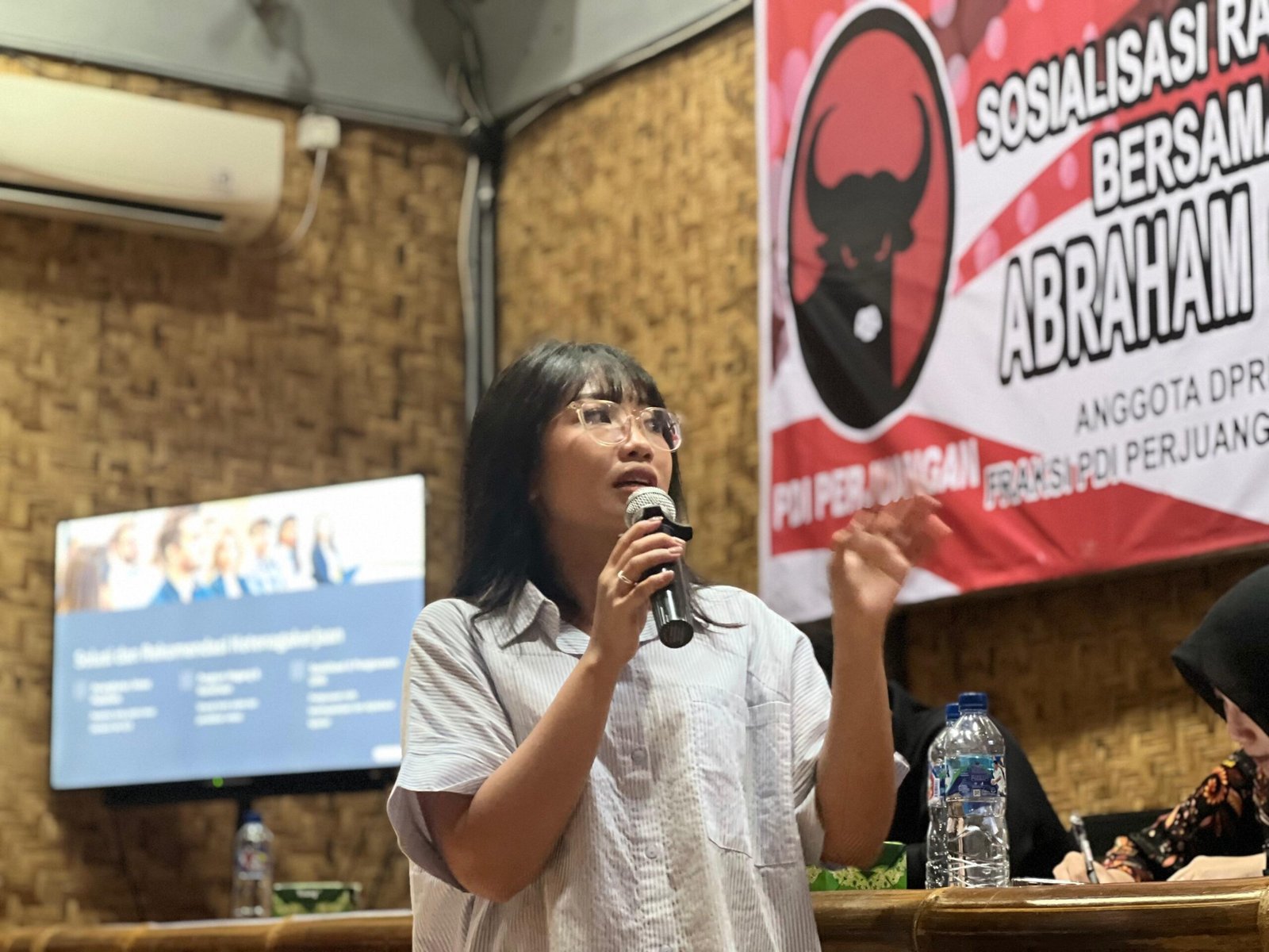 drg. Huga Sekar Arum dorong Raperda Jamsosnaker untuk atasi pengangguran dan perlindungan pekerja di Provinsi Banten.