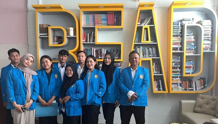 KOTA TANGERANG (VivaBanten.com) – Mahasiswa Fakultas Hukum Universitas Pamulang (Unpam) menggelar kegiatan Pengabdian Kepada Masyarakat (PKM) di Madrasah Aliyah Negeri (MAN) 1 Kota Tangerang, dengan mengangkat tema "Cyber Bullying di Kalangan Remaja dan Upaya Perlindungan Hukum", Selasa (06/05/2025). Kegiatan ini mendapat apresiasi tinggi dari pihak sekolah karena dianggap relevan dengan isu yang marak terjadi di kalangan pelajar. Sebab, saat ini kasus Cyber Bullying di kalangan remaja sangat marak yang dilakukan di dunia maya. Ketua kelompok Pengabdian Kepada Masyarakat (PKM) Fakultas Hukum Universitas Pamulang Jojo Sudirjo mengatakan, kegiatan tersebut bertujuan untuk meningkatkan kesadaran hukum di kalangan pelajar terkait bahaya dan dampak dari praktik cyber bullying, serta memberikan pemahaman tentang perlindungan hukum yang tersedia bagi korban. "Kami melihat fenomena cyber bullying ini semakin memprihatinkan, terutama di kalangan pelajar. Karena itu, kami merasa penting untuk hadir memberikan pemahaman hukum agar para siswa paham hak dan kewajibannya dalam berinteraksi di ruang digital," ungkap Jojo saat membuka kegiatan. Kepala Dinas Informasi dan Komunikas Kota Tangerang, DR. Mugiya Wardhany, Kepala MAN 1 Kota Tangerang, Jamaludin, M.Si dan mahasiswa Fakultas Hukum Unpam berfose bersama saat kegiatan Pengabdian Kepada Masyarakat. Menurut Jojo materi penyuluhan mencakup pengertian cyber bullying, bentuk-bentuk tindakan perundungan di dunia maya, dampak psikologis yang ditimbulkan, serta sanksi hukum yang diatur dalam berbagai peraturan perundang-undangan. “Cyber bullying tidak hanya mencederai mental korban, tetapi juga bisa dikenai sanksi pidana. Kami juga memaparkan dasar hukum yang dapat digunakan dalam menangani kasus cyber bullying, seperti Undang-Undang Nomor 35 Tahun 2014 tentang Perlindungan Anak, Undang-Undang Nomor 19 Tahun 2016 tentang Informasi dan Transaksi Elektronik (ITE) dan Permendikbud Nomor 82 Tahun 2015 tentang Pencegahan dan Penanggulangan Tindak Kekerasan di Lingkungan Satuan Pendidikan,” jelas Jojo. Masih menurut Jojo, tak hanya memberikan teori, penyuluhan pihaknya juga menghadirkan diskusi interaktif dan studi kasus agar para siswa bisa memahami contoh nyata serta cara melaporkan atau menghindari tindakan perundungan siber. Siswa juga diedukasi tentang pentingnya digital etiquette atau etika dalam menggunakan media sosial, serta pentingnya empati dan kontrol diri dalam berkomunikasi daring. “Alhamdulillah elain memberikan penyuluhan hukum, kami juga ingin menunjukkan kepedulian sosial. Maka di akhir kegiatan kami memberikan sedikit bantuan berupa sembako untuk anak-anak yatim dan piatu sebagai bentuk kepedulian dari teman-teman mahasiswa,” tambah Jojo. Kegiatan ini juga sambung Jojo merupakan bagian dari Tri Dharma Perguruan Tinggi yang diwujudkan dalam bentuk nyata melalui sinergi antara dunia kampus dan sekolah. “Kami berharap kegiatan seperti ini bisa membangun kesadaran hukum sejak dini dan  menciptakan lingkungan belajar yang aman, nyaman, serta berbudaya digital yang sehat,” tukasnya. Sementara itu, Kepala MAN 1 Kota Tangerang, Jamaludin, memberikan apresiasi tinggi terhadap kegiatan yang dilakukan para mahasiswa Fakultas Hukum Universitas Pamulang. Menurutnya, kegiatan ini sangat bermanfaat bagi para peserta didik dalam menghadapi tantangan era digital. "Saya sangat mengapresiasi program ini. Materi yang disampaikan sangat relevan dan penting, karena kasus bullying terutama di dunia maya semakin meningkat dan mengkhawatirkan. Kegiatan ini bisa menjadi langkah preventif, agar siswa kami lebih bijak dalam berinteraksi di media sosial," kata Jamaludin. Jamaludin berharap kegiatan seperti ini tidak hanya dilakukan sekali, melainkan bisa menjadi agenda rutin kerja sama antara kampus dan sekolah demi menciptakan lingkungan belajar yang aman, sehat, dan bebas kekerasan.(raf/joe)