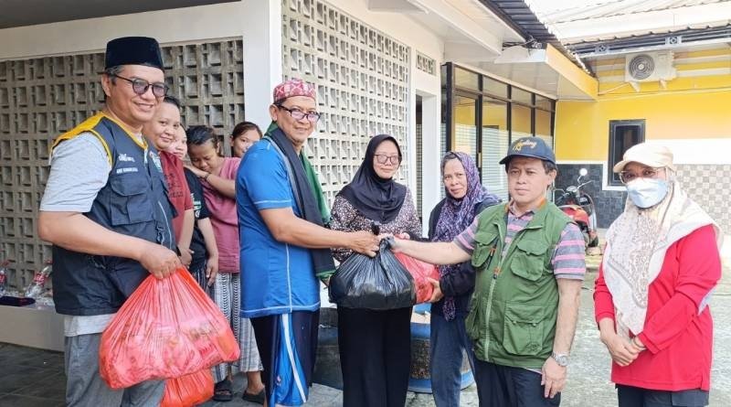 Dinsos Salurkan Bantuan Permakanan untuk Korban Banjir di Candulan