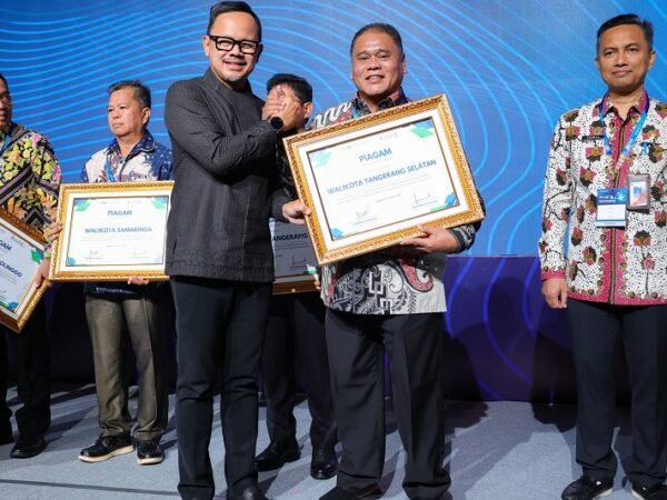 Walikota Tangsel Raih Penghargaan atas Komitmen di Sektor Air Minum