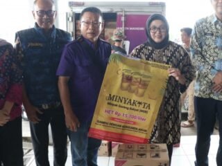 Wabup Intan Tinjau Operasi Pasar Minyak Goreng