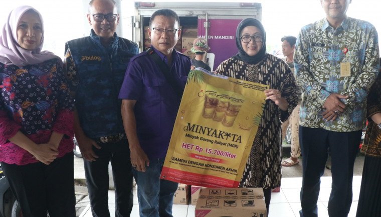 Wabup Intan Tinjau Operasi Pasar Minyak Goreng