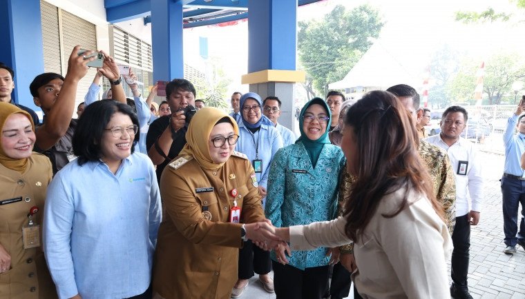 Menkomdigi Tinjau Cek Kesehatan Gratis di Hari Pertama Sekolah