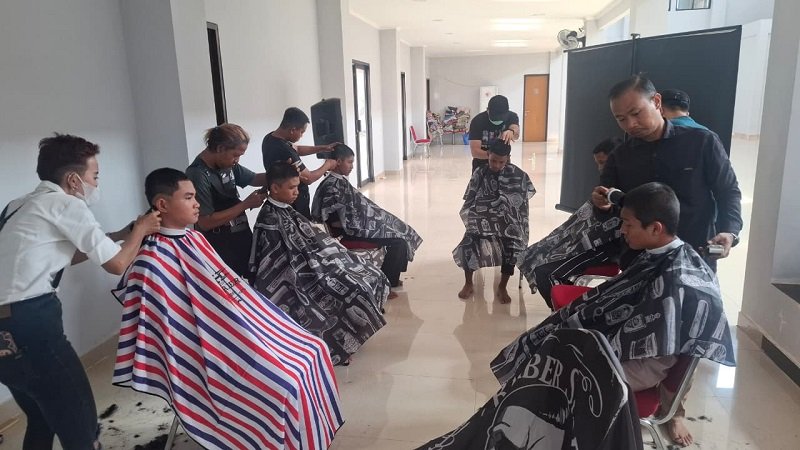 Dinsos Kota Tangerang Sentuh Generasi Muda Lewat Cukur Gratis