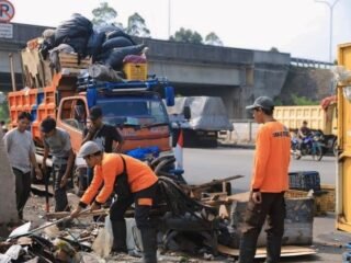 DLH Kota Tangerang Tutup Puluhan TPS Liar