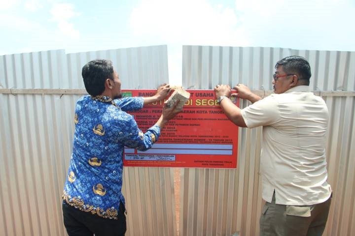 Lapangan Olahraga Swasta di Cibodas Disegel Satpol PP