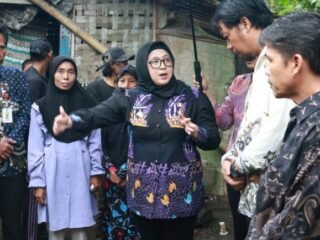 Wabup Intan Tinjau Rumah Tak Layak Huni di Kresek