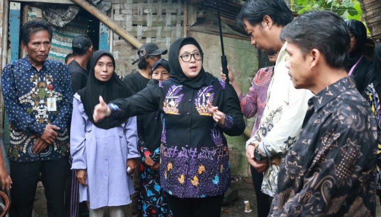 Wabup Intan Tinjau Rumah Tak Layak Huni di Kresek
