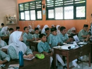 JMSI Banten Latih 253 Siswa MTsN 5 Tangerang Menulis dan Pemanfaatan AI