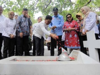 Mensos Ziarah ke Makam Daan Mogot di TMP Taruna Tangerang