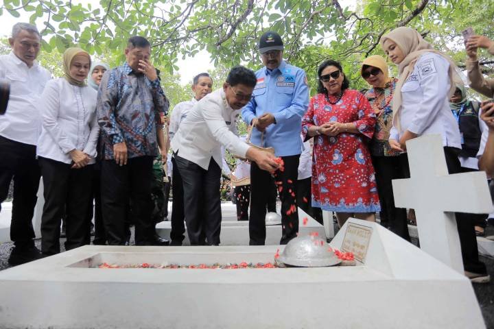 Mensos Ziarah ke Makam Daan Mogot di TMP Taruna Tangerang
