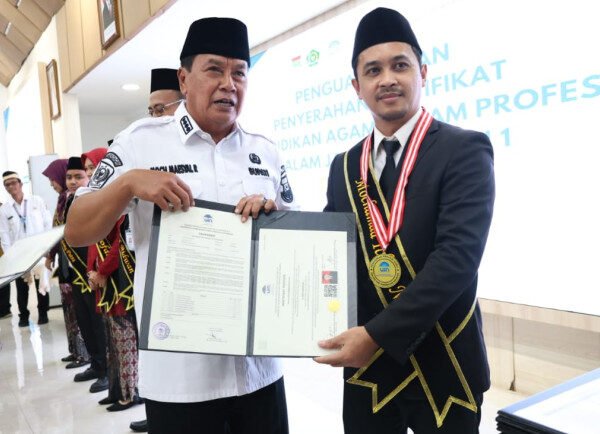 Bupati Tangerang Serahkan Sertifikat Guru PAI Profesional